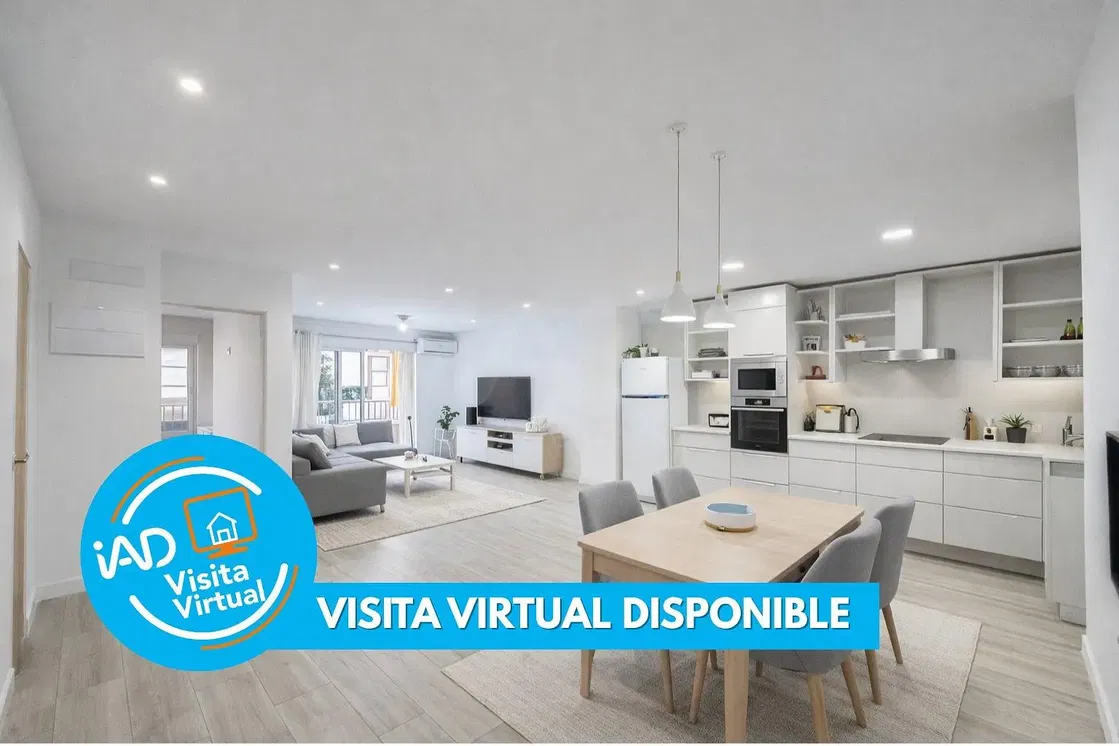 Salon; parquet, lumière naturelle, style moderne, hauteur sous plafond