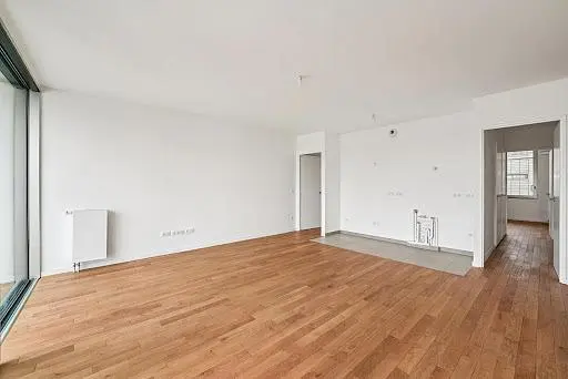 Soggiorno; pavimento in legno, luce naturale, stile moderno, soffitti alti