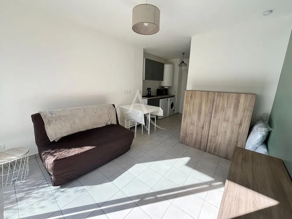 Wohnzimmer; holzboden, tageslicht, moderner stil, hohe decken