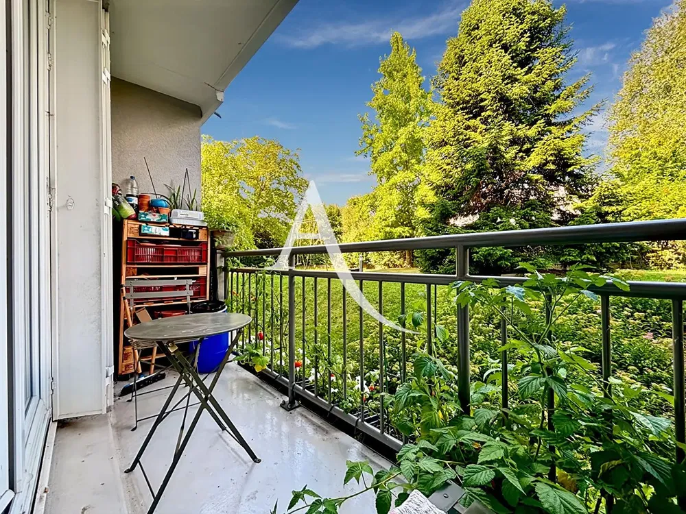 Wohnzimmer; holzboden, tageslicht, moderner stil, hohe decken