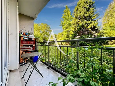 Wohnzimmer; holzboden, tageslicht, moderner stil, hohe decken