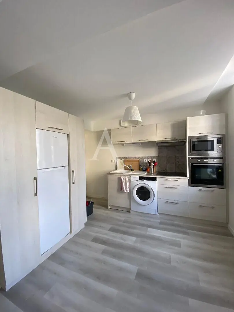 Wohnzimmer; holzboden, tageslicht, moderner stil, hohe decken