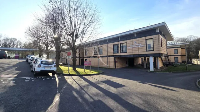 غرفة معيشة; أرضية خشبية, ضوء طبيعي, أسلوب عصري, أسقف عالية