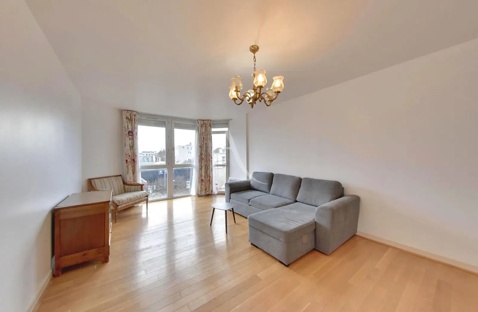 Хол; дървен под, естествена светлина, модерен стил, високи тавани