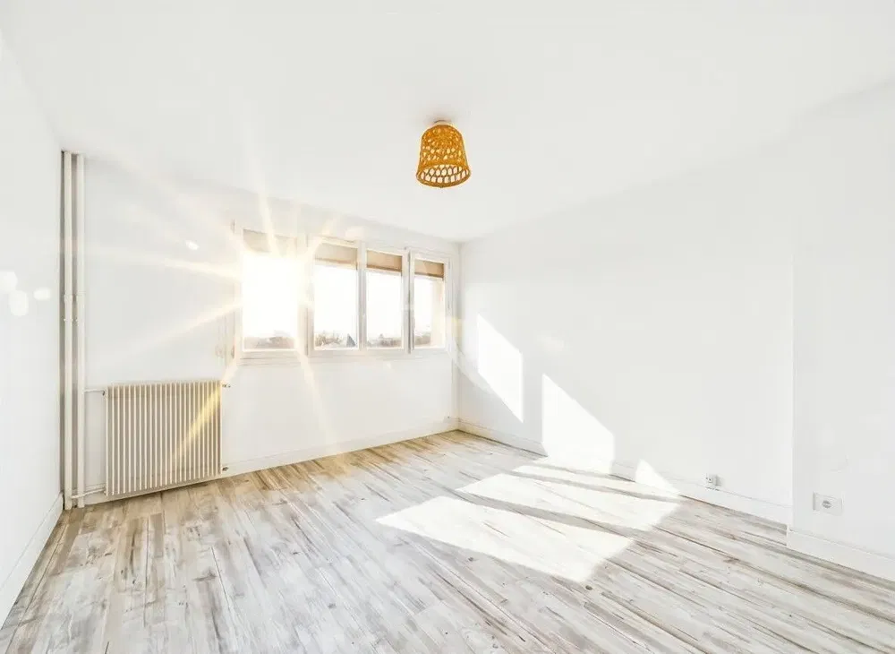 Wohnzimmer; holzboden, tageslicht, moderner stil, hohe decken