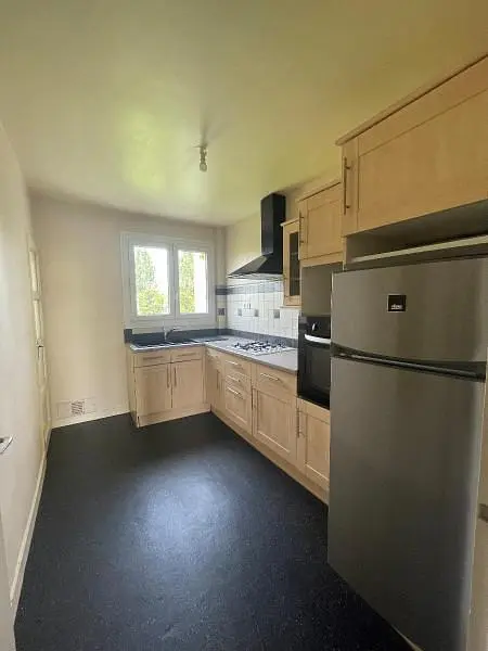 Wohnzimmer; holzboden, tageslicht, moderner stil, hohe decken