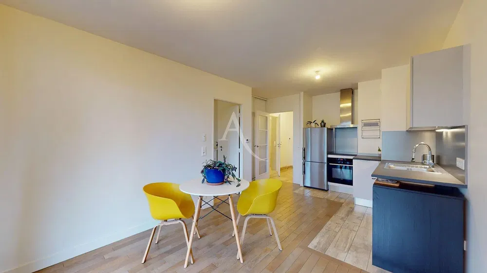 Obývačka; drevená podlaha, prirodzené svetlo, moderný štýl, vysoké stropy