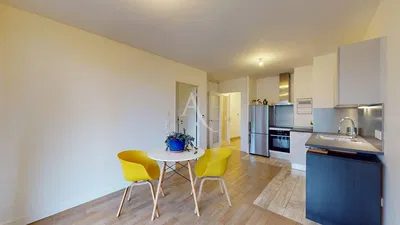 Obývačka; drevená podlaha, prirodzené svetlo, moderný štýl, vysoké stropy