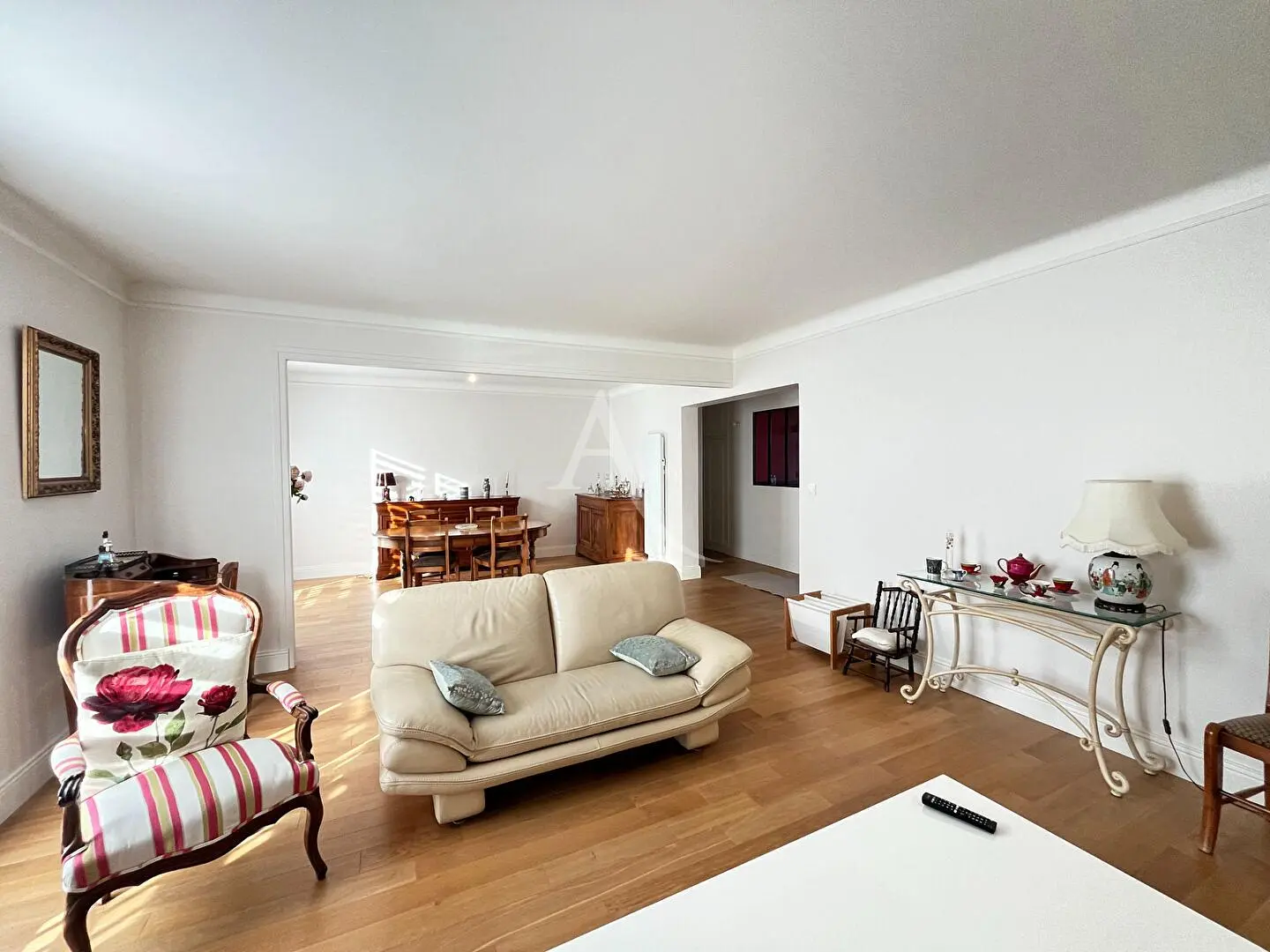 Wohnzimmer; holzboden, tageslicht, moderner stil, hohe decken