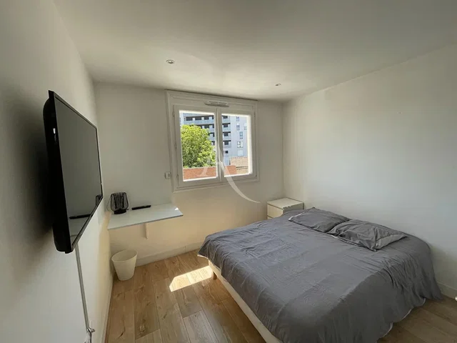 Living room; wood floor, natural light, modern style, high ceiling