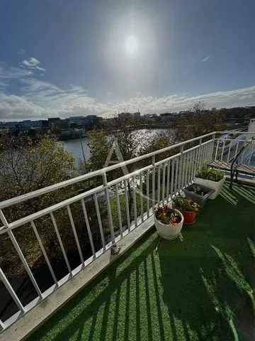 Obývačka; drevená podlaha, prirodzené svetlo, moderný štýl, vysoké stropy