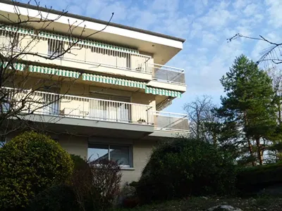 Wohnzimmer; holzboden, tageslicht, moderner stil, hohe decken