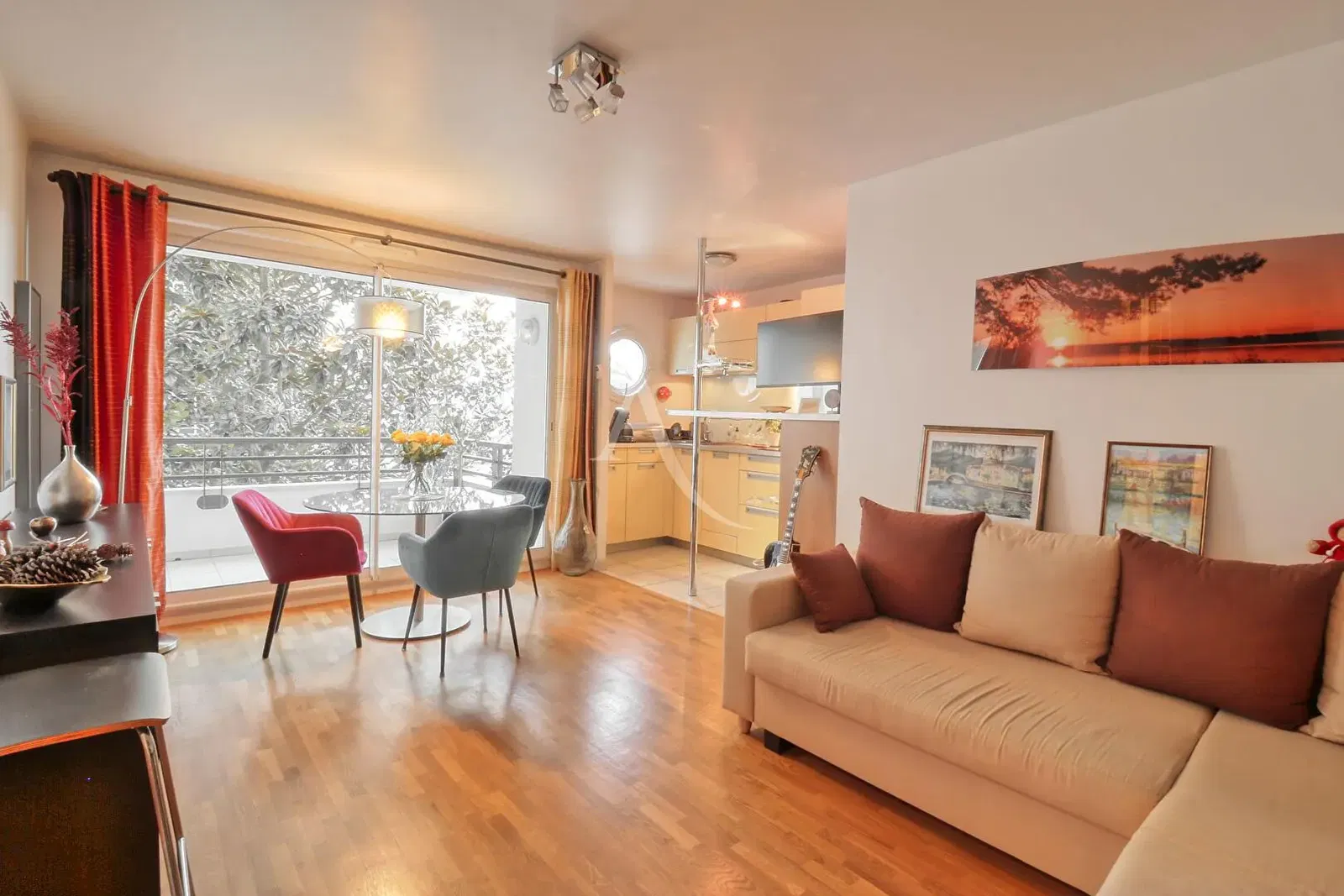 Wohnzimmer; holzboden, tageslicht, moderner stil, hohe decken