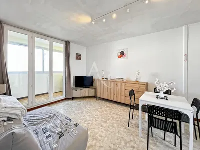 Salon; parquet, lumière naturelle, style moderne, hauteur sous plafond