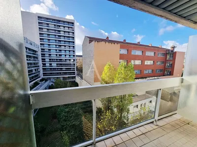 Wohnzimmer; holzboden, tageslicht, moderner stil, hohe decken