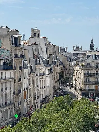 Oturma odası; ahşap zemin, doğal ışık, modern stil, yüksek tavan