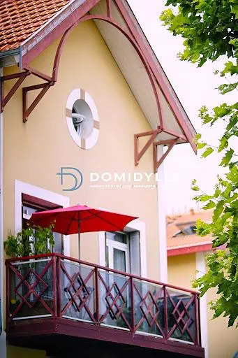 Obývací pokoj; dřevěná podlaha, přirozené světlo, moderní styl, vysoké stropy