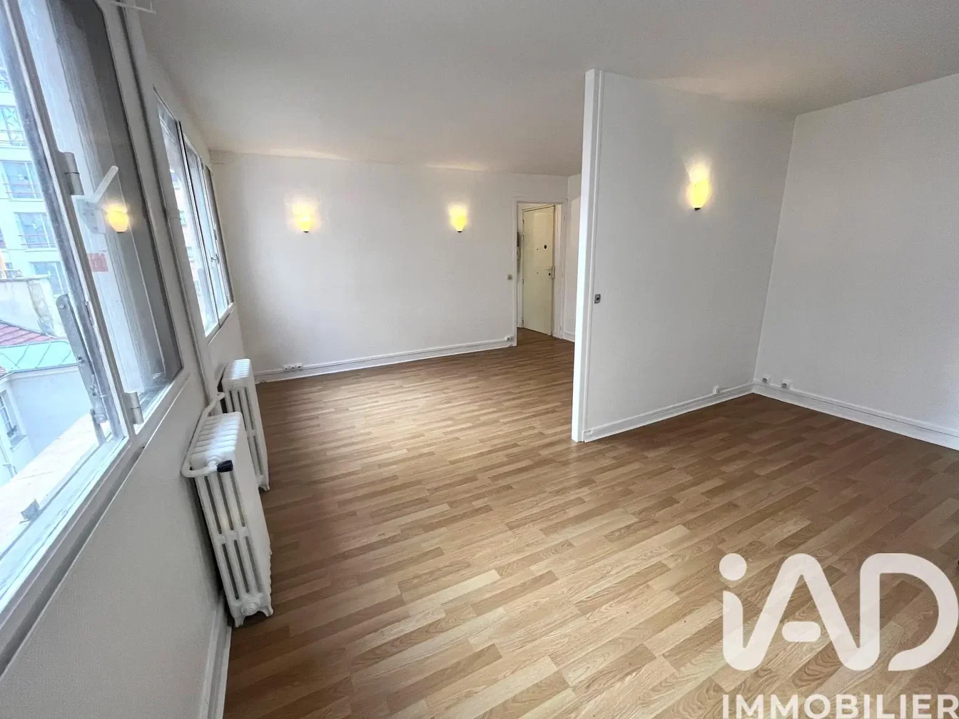 Wohnzimmer; holzboden, tageslicht, moderner stil, hohe decken