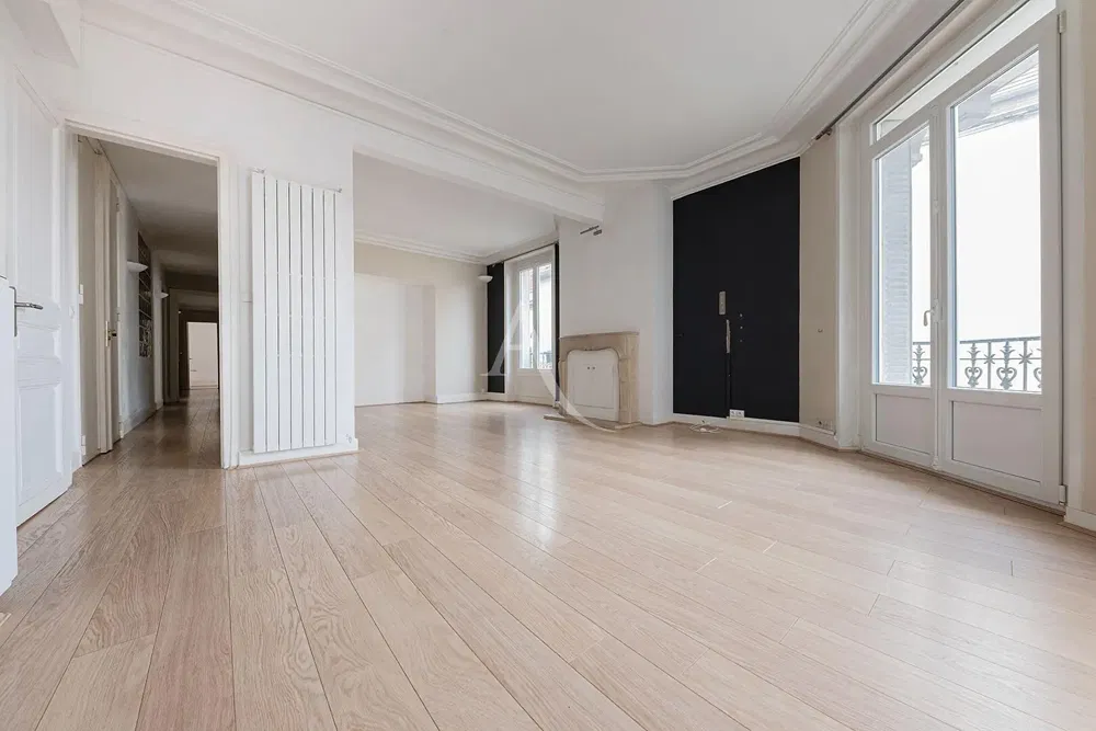 Oturma odası; ahşap zemin, doğal ışık, modern stil, yüksek tavan