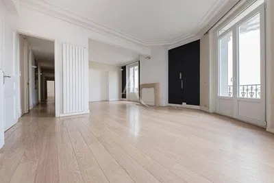 Oturma odası; ahşap zemin, doğal ışık, modern stil, yüksek tavan