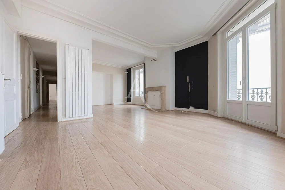 Wohnzimmer; holzboden, tageslicht, moderner stil, hohe decken