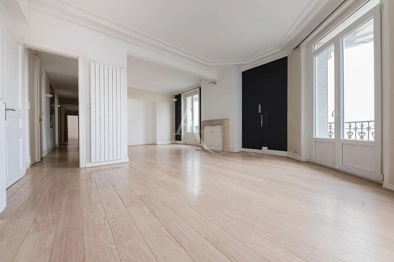 Wohnzimmer; holzboden, tageslicht, moderner stil, hohe decken