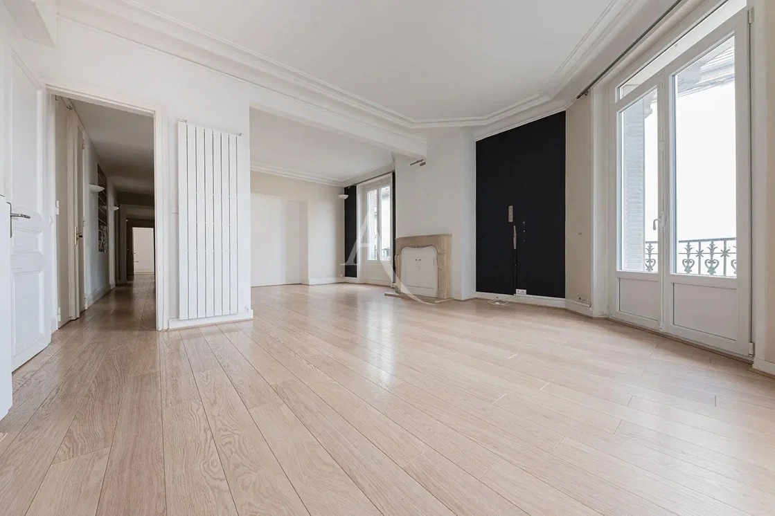Wohnzimmer; holzboden, tageslicht, moderner stil, hohe decken