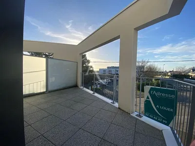 Wohnzimmer; holzboden, tageslicht, moderner stil, hohe decken