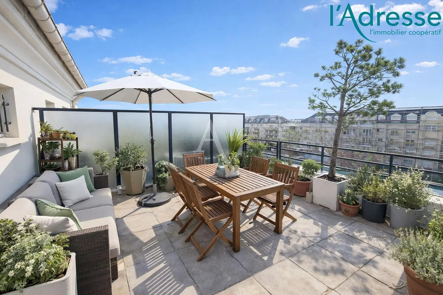 Wohnzimmer; holzboden, tageslicht, moderner stil, hohe decken