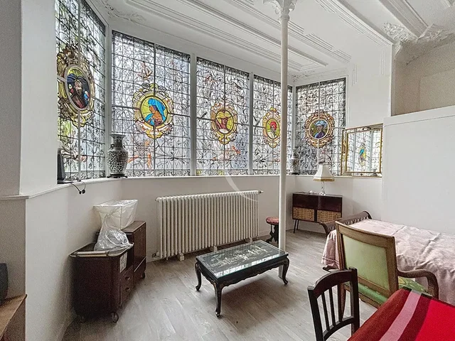 Living room; wood floor, natural light, modern style, high ceiling