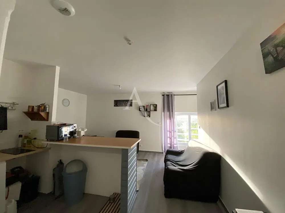 Σαλόνι; ξύλινο πάτωμα, φυσικό φως, μοντέρνο στυλ, ψηλά ταβάνια