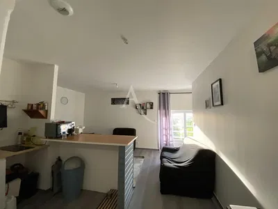 Σαλόνι; ξύλινο πάτωμα, φυσικό φως, μοντέρνο στυλ, ψηλά ταβάνια