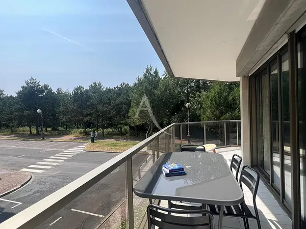 Cuisine; électroménager, parquet, lumière naturelle, style moderne, rénové