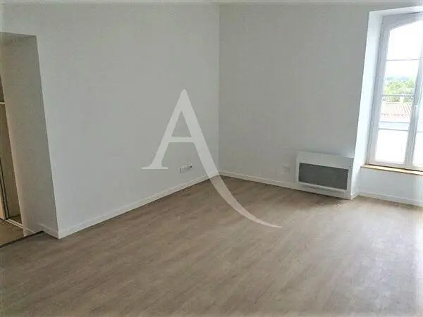 Woonkamer; houten vloer, natuurlijk licht, moderne stijl, hoge plafonds