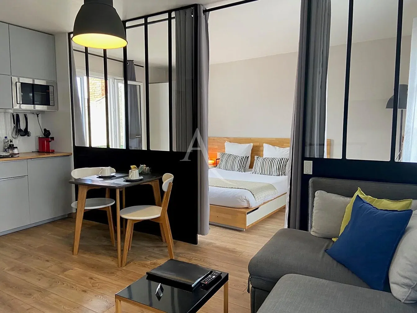 Дневна соба; дрвени под, природно светло, модерни стил, високи плафони