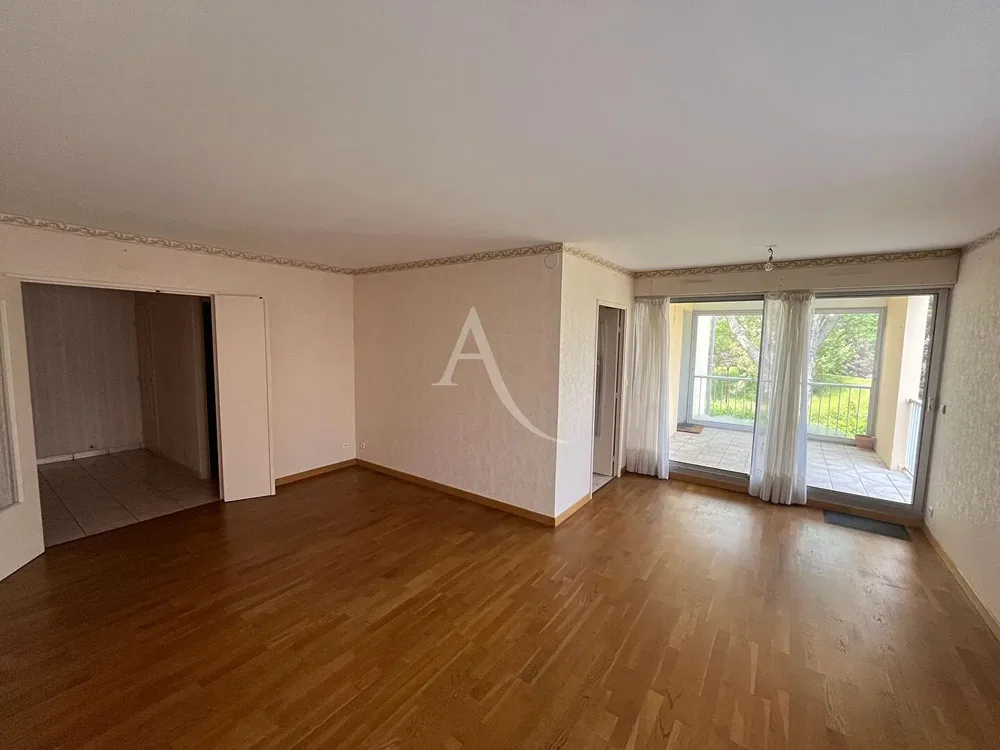Living room; wood floor, natural light, modern style, high ceiling