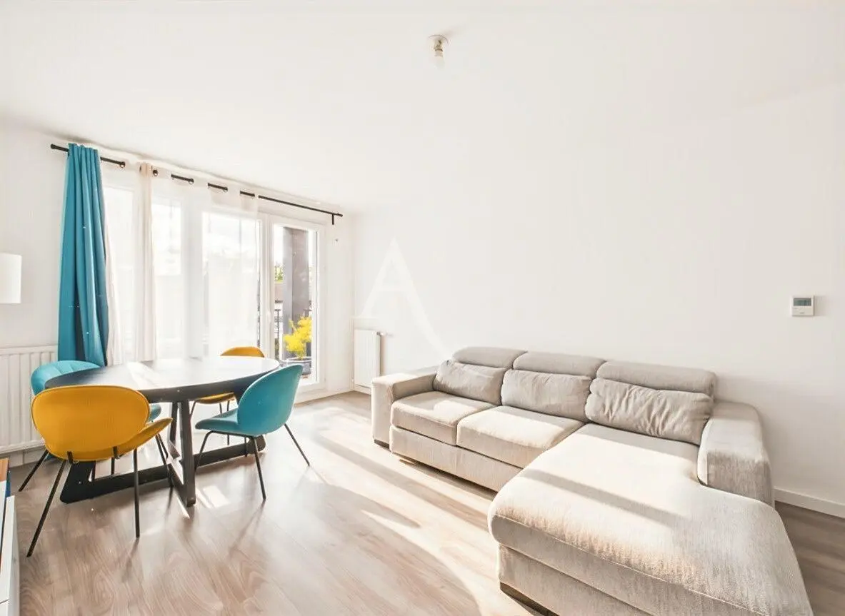 Σαλόνι; ξύλινο πάτωμα, φυσικό φως, μοντέρνο στυλ, ψηλά ταβάνια