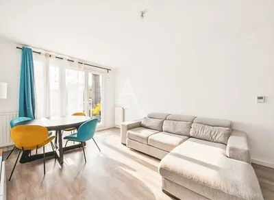 Σαλόνι; ξύλινο πάτωμα, φυσικό φως, μοντέρνο στυλ, ψηλά ταβάνια