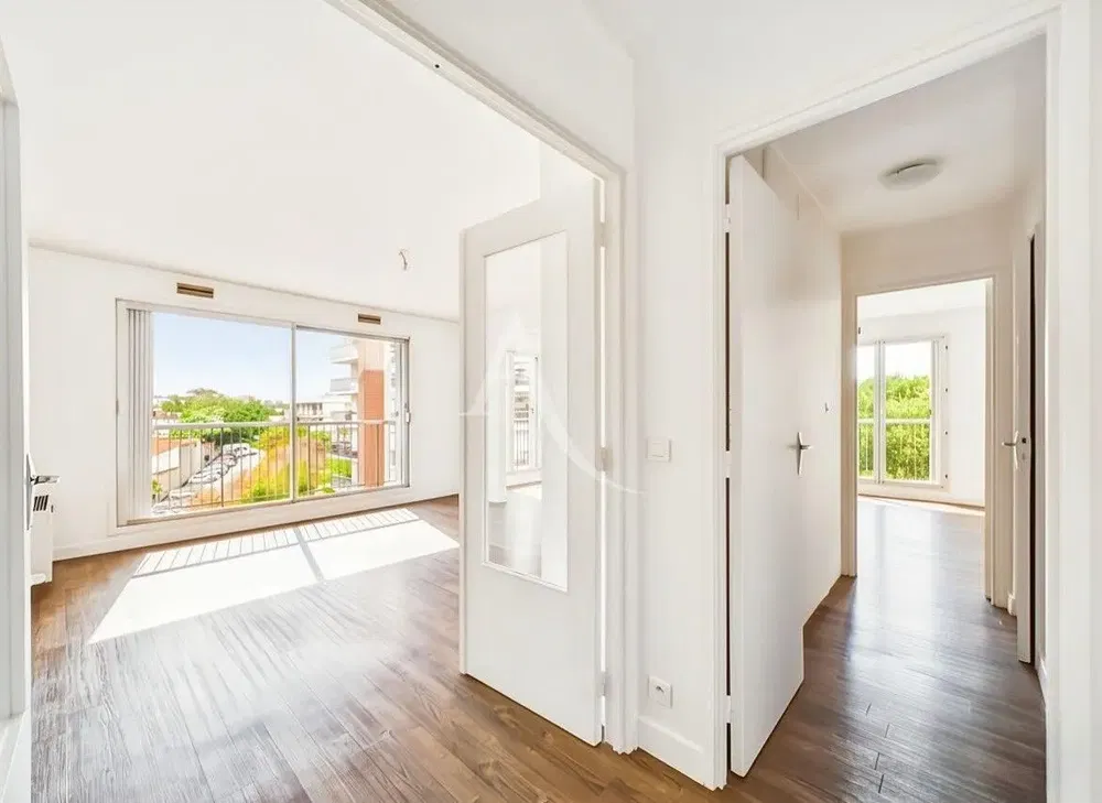 Σαλόνι; ξύλινο πάτωμα, φυσικό φως, μοντέρνο στυλ, ψηλά ταβάνια