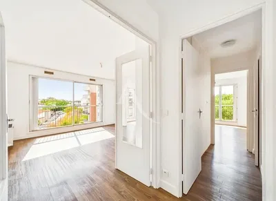 Σαλόνι; ξύλινο πάτωμα, φυσικό φως, μοντέρνο στυλ, ψηλά ταβάνια