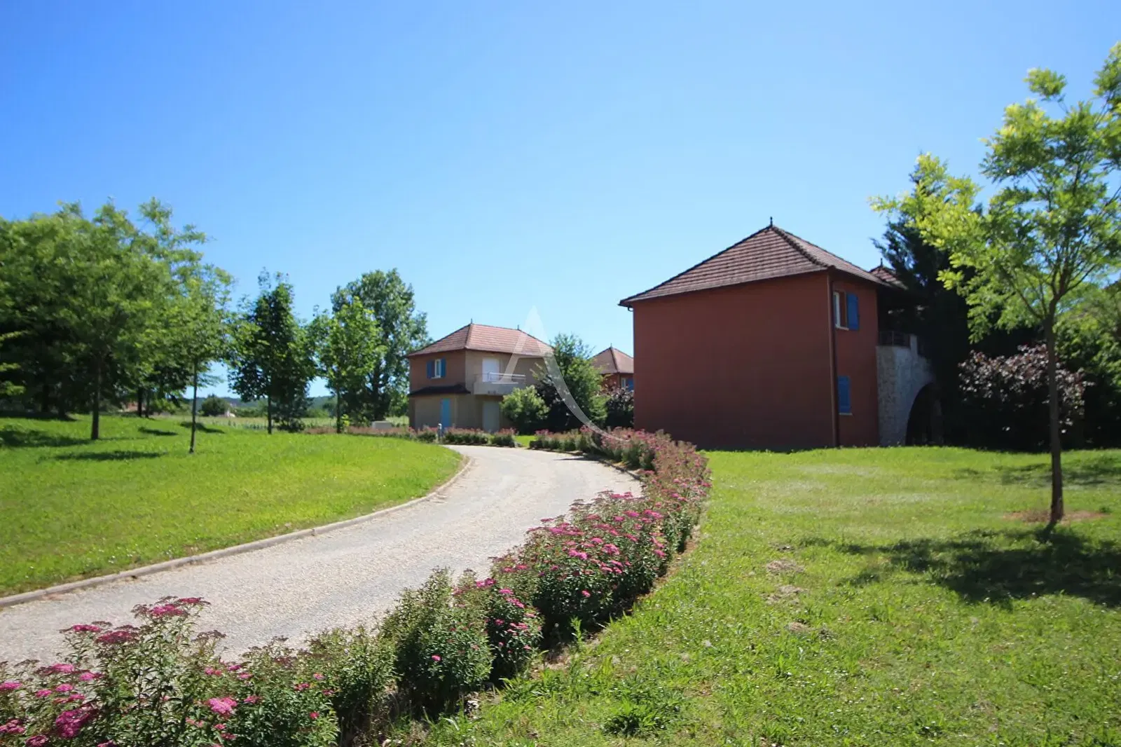 Woonkamer; houten vloer, natuurlijk licht, moderne stijl, hoge plafonds