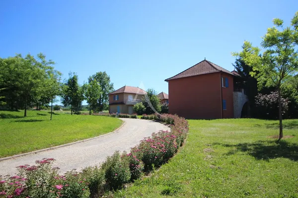 Woonkamer; houten vloer, natuurlijk licht, moderne stijl, hoge plafonds