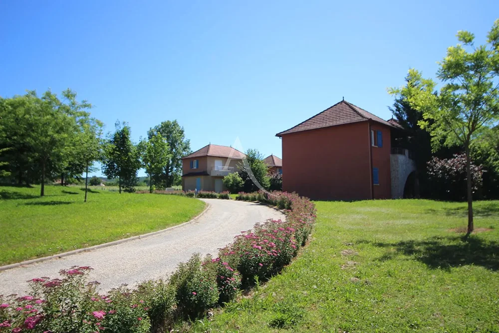 Obývací pokoj; dřevěná podlaha, přirozené světlo, moderní styl, vysoké stropy
