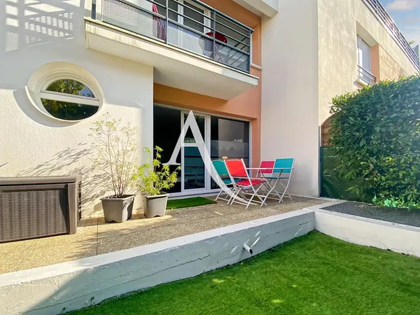 Obývací pokoj; dřevěná podlaha, přirozené světlo, moderní styl, vysoké stropy