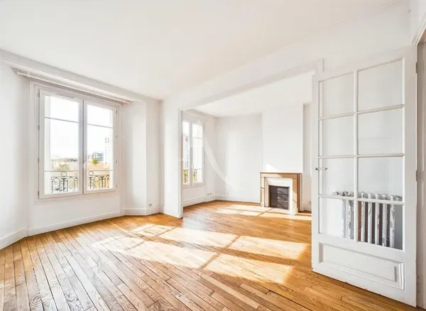 Σαλόνι; ξύλινο πάτωμα, φυσικό φως, μοντέρνο στυλ, ψηλά ταβάνια