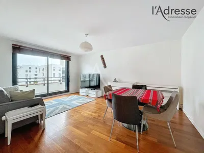 Σαλόνι; ξύλινο πάτωμα, φυσικό φως, μοντέρνο στυλ, ψηλά ταβάνια