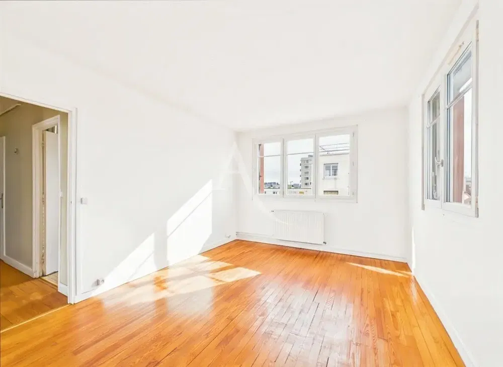 Salón; suelo de madera, luz natural, estilo moderno, techos altos