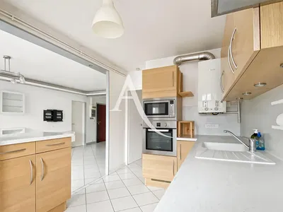 Kuchnia; sprzęt kuchenny, podłoga drewniana, światło dzienne, styl nowoczesny, wyremontowany