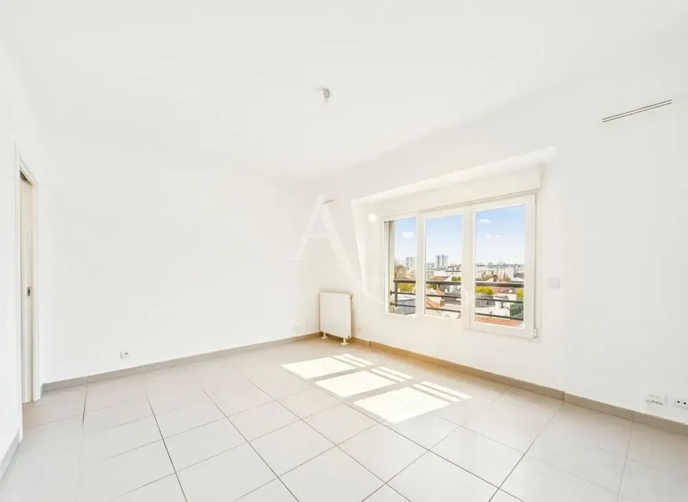 Soggiorno; pavimento in legno, luce naturale, stile moderno, soffitti alti