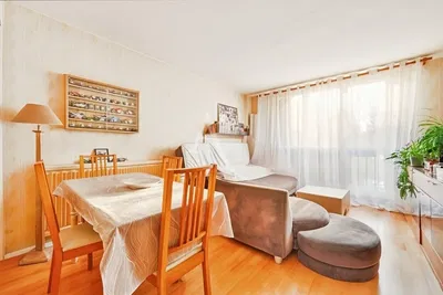 Living room; wood floor, natural light, modern style, high ceiling